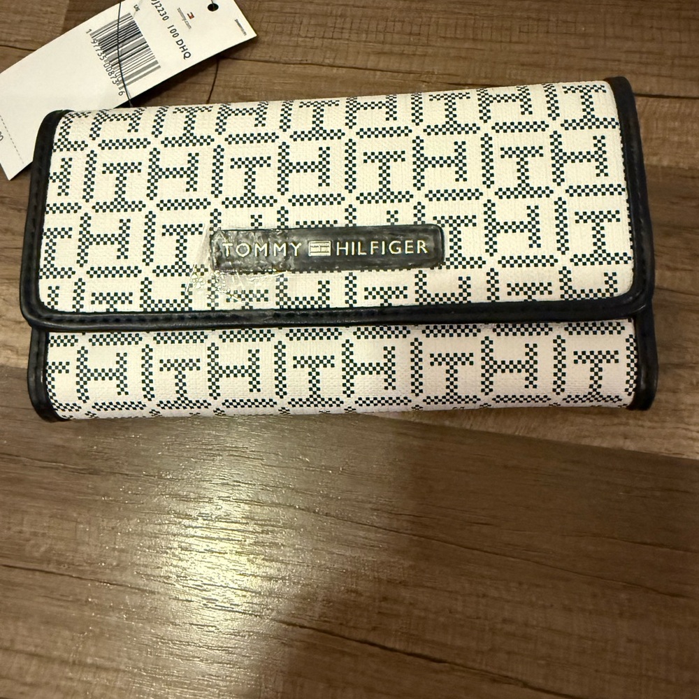 Tommy Hilfiger Monogram Black and White Wallet - Picture 6 of 9